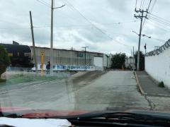 Dos personas cercanas a las vías del tren, los cuales no portan cubrebocas. Fotografía: Ulises Felipe Chávez Valdovinos.