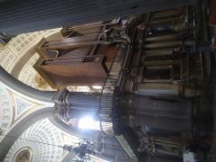 Interior de la Catedral de Nuestra Señora de la Inmaculada Concepción durante la pandemia. Se observa a varios turistas contemplando los acabados de la catedral y al fondo el Altar de los Evangelios. Calle 16 de Septiembre s/n, Centro histórico de Puebla, 72000 Puebla, Puebla. Fotografía del 4 de octubre del 2020 por Ulises Felipe Chávez Valdovinos.