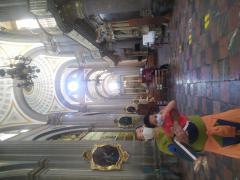 Interior de la Catedral de Nuestra Señora de la Inmaculada Concepción durante la pandemia. Al frente estoy cargando a mi hijo. Al fondo se ve el Altar de las Epístolas y en el suelo las marcas de sana distancia. Calle 16 de Septiembre s/n, Centro histórico de Puebla, 72000 Puebla, Puebla. Fotografía del 4 de octubre del 2020por Ulises Felipe Chávez Valdovinos.