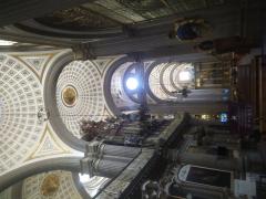 Interior de la Catedral de Nuestra Señora de la Inmaculada Concepción durante la pandemia. Se observa el altar de las Epístolas y unos feligreses rezando. Abajo, de negro, unos de las encargadas de revisar que quienes entran cumplan las medidas dehigiene. Calle 16 de Septiembre s/n, Centro histórico de Puebla, 72000 Puebla, Puebla. Fotografía del 4 de octubre del 2020 por Ulises Felipe Chávez Valdovinos.
