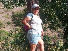 Martha Valdovinos hace caminata para contrarrestar los efectos del COVID-19, en Loma Baya, Petatlán, Guerrero (marzo 2021).