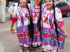 La entrevistada con dos compañeras de baile en la Feria de la Presencia oaxaqueña en la Ciudad de México 