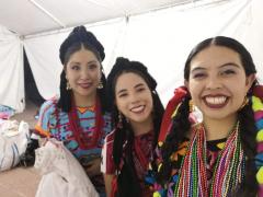 La entrevistada con dos compañeras de baile en la Feria de la Presencia oaxaqueña en la Ciudad de México 