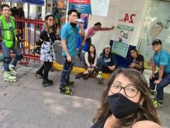 Ariadme sentada en la banqueta junto a otros rollers, cerca del metro Tasquea preparando una ruta hacia Xochimilco