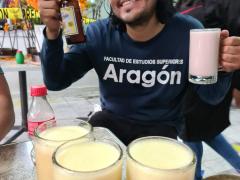Roller que muestra su cerveza y tres tarros de curado de cempasúchil
