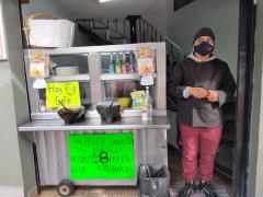 Yahir frente en su negocio de tacos de canasta durante el día y antro en la noche. Fotografía: Ulises Chávez Valdovinos.