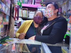 La señora Lupita Zamora con su mamá en el mostrador de la Papelería Albert. Fotografía: Ulises Chávez Valdovinos.