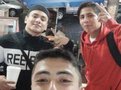 Daniel Victoria abajo junto a dos amigos. En la paletería de San Bernabé Ocotepec. Fotografía: Ulises Chávez Valdovinos.