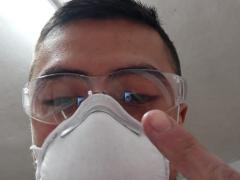 Daniel Victoria con googles y cubrebocas ATF-N95, modelo que manufacturó UNAM para la Secretaría de Salud. Fotografía: Ulises Chávez Valdovinos.