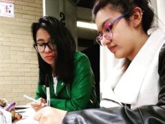 Jovenes estudian.