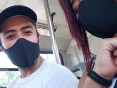 Jocenes en transporte con cubrebocas.