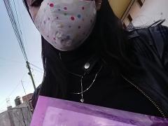 Joven con papeles en mano.