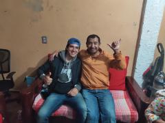 El entrevistado y el entrevistador posan. 