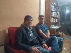 El entrevistado junto a otra persona. Fotografía: Ulises Chávez Valdovinos.