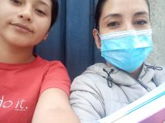 Araceli Vega y Allison Camila Morenom durante la entrevista en la entrada de la casa de la joven.