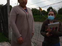 Araceli Vega y Alondra Hernández en la entrada de su casa.