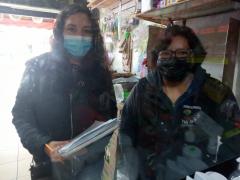 Aracely Vega y Mayra López dentro de una tienda de materias primas.