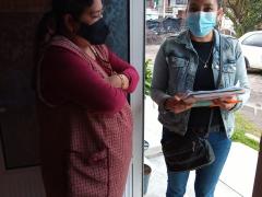 Aracely Vega y Mireya Lazcano en la entrada de la casa de la entrevistada.