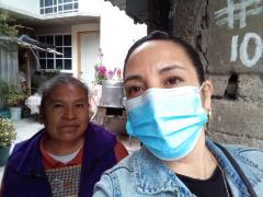 Aracely Vega y Alicia Cirilo en la entrada de la casa de la entrevistada.