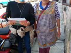 Araceli Vega y Antonia Cortez en la entrada de la casa de la persona entrevistada.