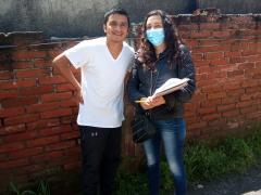 Araceli Vega y Geovani Álvarez tomó enfrente de la casa de la persona entrevistada.
