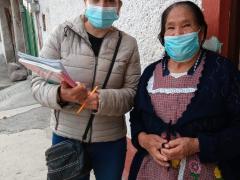 Araceli Vega y Esperanza Villa enfrente de la casa de la entrevistada.