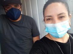 Araceli Vega y Armando García enfrente de la casa del entrevistado.