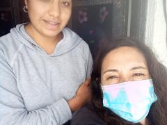Aracely Vega e Itzama González enfrente de la casa de la entrevistada.