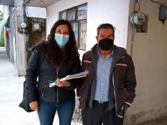 Araceli Vega y Abel Rosas enfrente de la casa de la persona entrevistada.