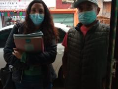 Araceli Vega y Ángel Peña enfrente de la casa de la persona entrevistada.
