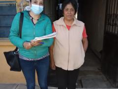 Araceli Vega y Laura Miraflores enfrente de la casa de la persona entrevistada.