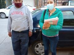 Araceli Vega y Alfredo Alanis enfrente de la casa de la persona entrevistada.
