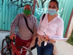 Araceli Vega y Getzabel Meléndez enfrente de la casa de la persona entrevistada.