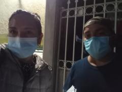 Araceli Vega y Everardo Palomares enfrente de la casa de la persona entrevistada.