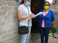 Araceli Vega y Estela Silva, entrevista realizada a la entrada del domicilio.