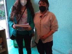 Araceli Vega y Columba Leticia Saavedra, durante la entrevista dentro de su pequña tienda.