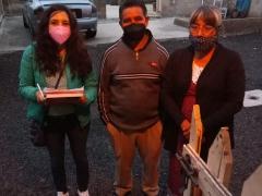 Araceli Vega y Víctor Rivas en la entrada de su casa.