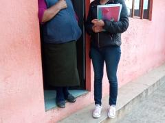 Araceli Vega y Ana María Romero en la entrada de su casa.