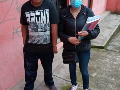 Araceli Vega y Ángel Emmanuel Moreno sobre la banqueta porque el joven no se encontraba en su casa.