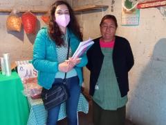 Araceli Vega y Anatalia González dentro de puesto de dulces y de pan.