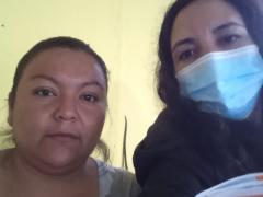 Araceli Vega y Claudia Ibeth Morales en la casa de la persona entrevistada.