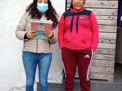 Araceli Vega y Catalina González en la entrada de su casa.