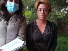 Araceli Vega y Erica Gutiérrez en la entrada de su casa.