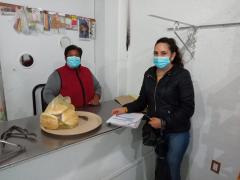 Araceli Vega y Jacinta Cruz en una panadería.