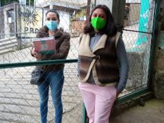 Araceli Vega y Mireya Flores en la entrada de la casa de la entrevistada.