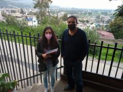 Araceli Vega y Brigido Carrillo sobre las escaleras de la entrada de su casa.