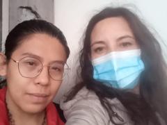 Araceli Vega y Laura Maricela Parrales en la entrada de su casa.