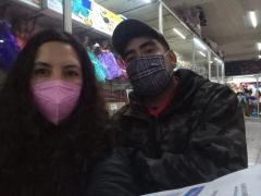 Araceli Vega y Fernando Torres en tienda de regalos.