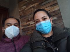 Araceli Vega y Raymundo Vidaurry en la entrada de su casa.