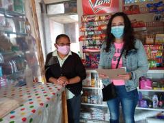 Araceli Vega y Dolores Silva dentro de una pequeña tienda.